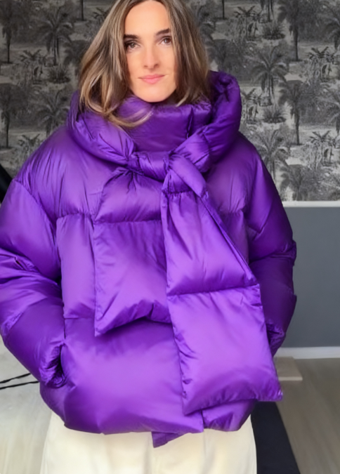Praktyczna kurtka puchowa z kapturem w kształcie szalika.