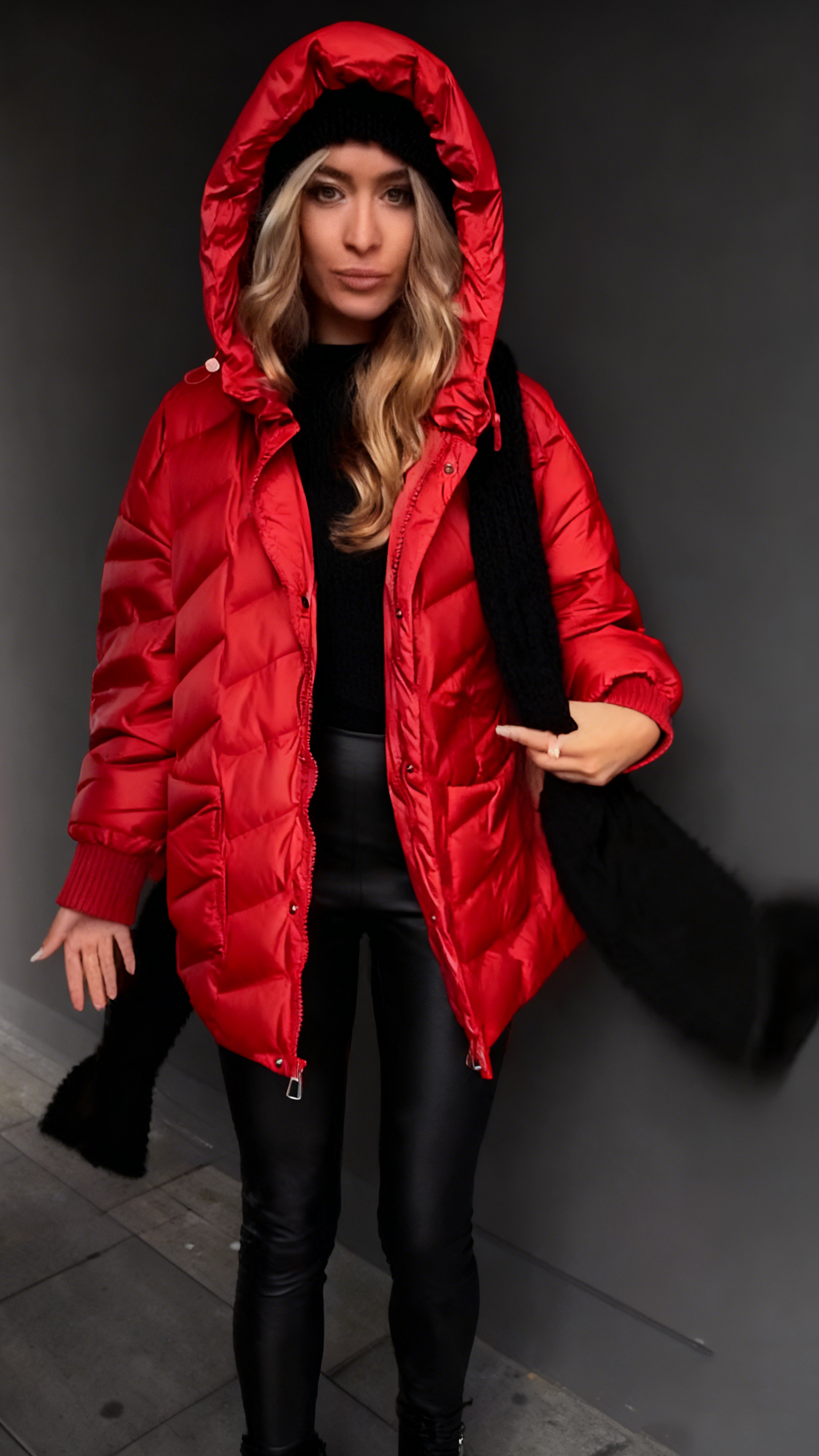 Kurtka puchowa z kapturem i fakturowaną fakturą, sięgająca do połowy łydki.