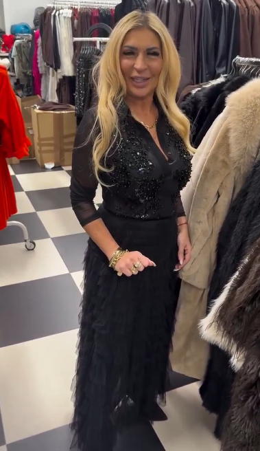 Komplet składa się z koszuli z cekinami i wielowarstwowej spódnicy z tiulu.