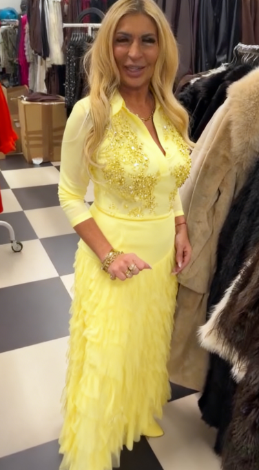 Komplet składa się z koszuli z cekinami i wielowarstwowej spódnicy z tiulu.