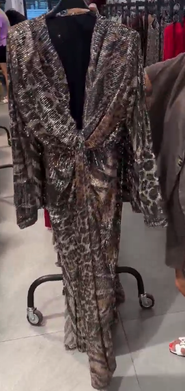 Sukienka z nadrukiem zwierzęcym, dekolt w serek, długie rękawy