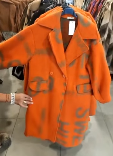 Luźny, dwurzędowy, gruby płaszcz z napisami i klapami.