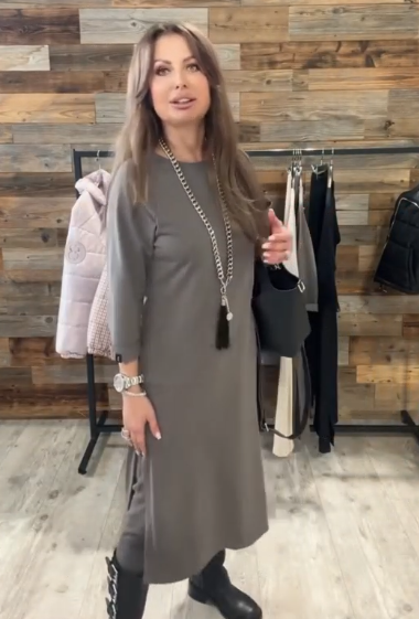 Sukienka casualowa, rękawy 3/4, okrągły dekolt, rozcięcie