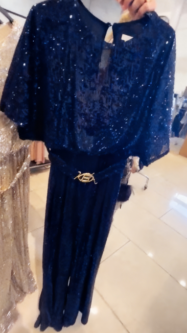 Sukienka z teksturą i cekinami, z okrągłym dekoltem i dynamiczną plisowaną spódnicą.