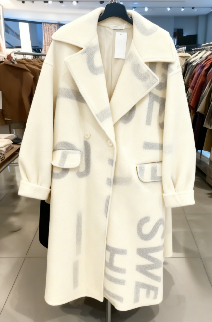 Luźny, dwurzędowy, gruby płaszcz z napisami i klapami.