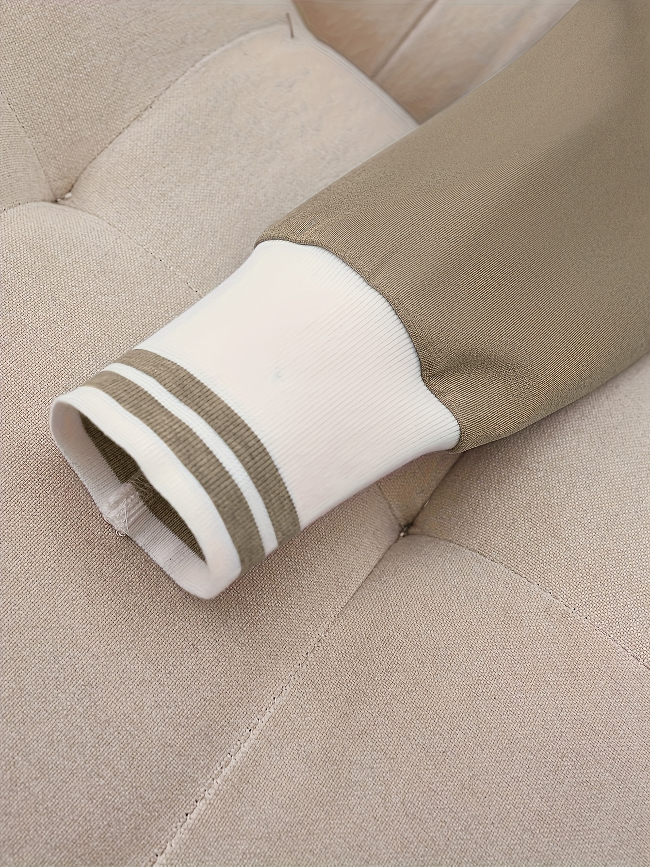 Elegancki beżowy garnitur z dwoma guzikami - Chic Solid