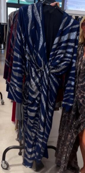 Sukienka z nadrukiem zwierzęcym, dekolt w serek, długie rękawy