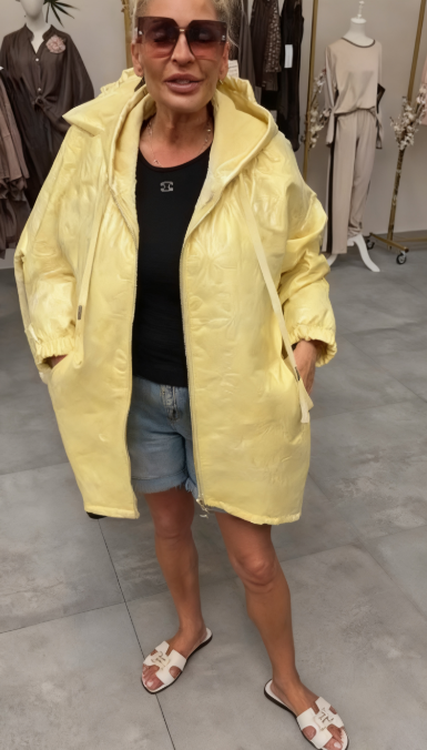 Damska bawełniana kurtka z kapturem i długim rękawem, ściągana sznurkiem, odpowiednia do noszenia jesienią i zimą, ozdobiona kwiatowym wzorem.