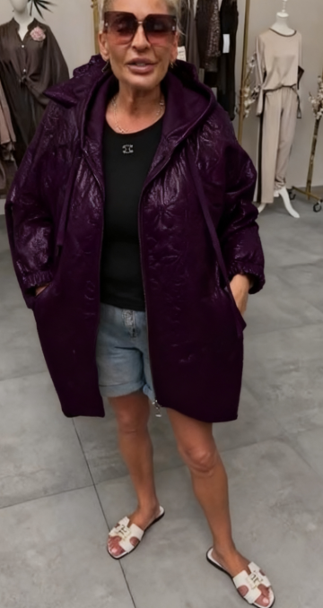 Damska bawełniana kurtka z kapturem i długim rękawem, ściągana sznurkiem, odpowiednia do noszenia jesienią i zimą, ozdobiona kwiatowym wzorem.