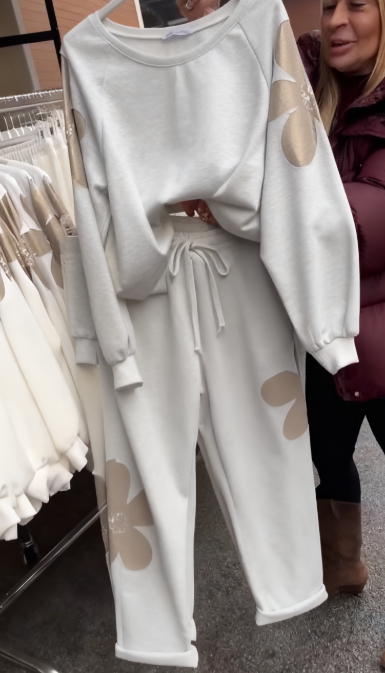 Wyjątkowy dres z kwiatowym wzorem i praktycznym ściągaczem.