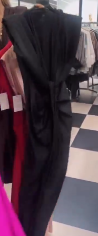 Sukienka bez rękawów z dekoltem w serek i skręconymi zakładkami