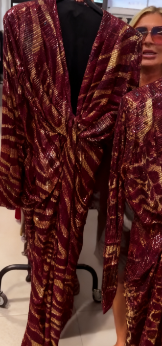 Sukienka z nadrukiem zwierzęcym, dekolt w serek, długie rękawy