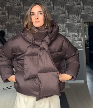 Praktyczna kurtka puchowa z kapturem w kształcie szalika.