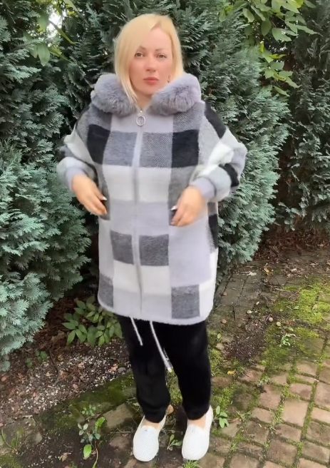 Elegancki, kratkowany płaszcz z kapturem, wykończony futerkiem.