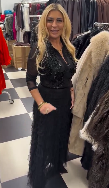 Komplet składa się z koszuli z cekinami i wielowarstwowej spódnicy z tiulu.