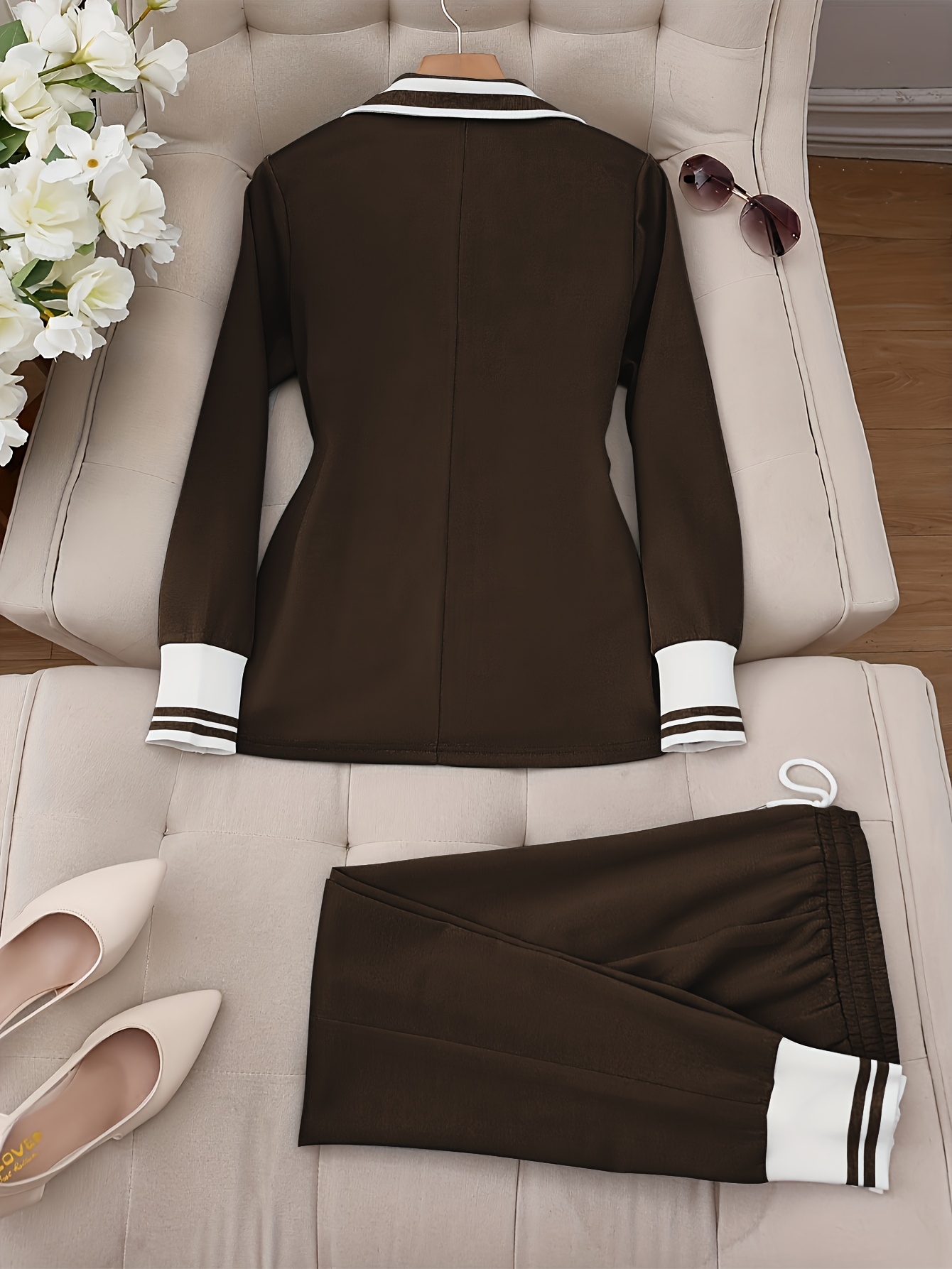 Elegancki beżowy garnitur z dwoma guzikami - Chic Solid
