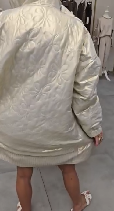 Damska bawełniana kurtka z kapturem i długim rękawem, ściągana sznurkiem, odpowiednia do noszenia jesienią i zimą, ozdobiona kwiatowym wzorem.