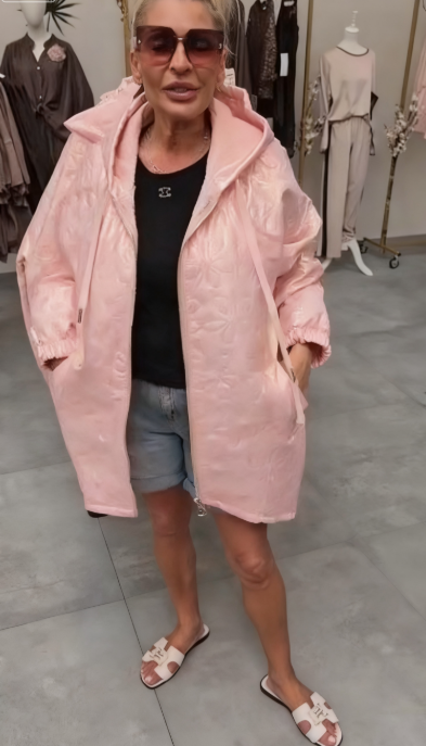 Damska bawełniana kurtka z kapturem i długim rękawem, ściągana sznurkiem, odpowiednia do noszenia jesienią i zimą, ozdobiona kwiatowym wzorem.