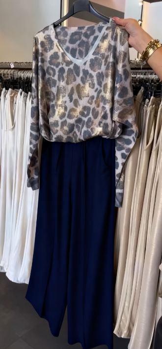 Koszula z nadrukiem w panterkę i dekoltem w serek w połączeniu ze spodniami z szerokimi nogawkami