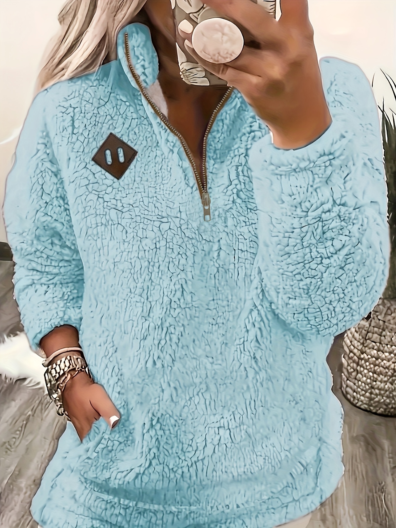Stylowa i elegancka bluza z kapturem kierunkowym