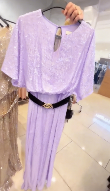 Sukienka z teksturą i cekinami, z okrągłym dekoltem i dynamiczną plisowaną spódnicą.