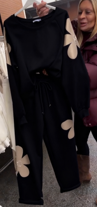 Wyjątkowy dres z kwiatowym wzorem i praktycznym ściągaczem.