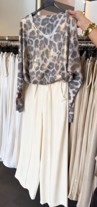 Koszula z nadrukiem w panterkę i dekoltem w serek w połączeniu ze spodniami z szerokimi nogawkami