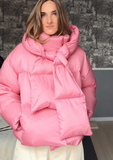 Praktyczna kurtka puchowa z kapturem w kształcie szalika.