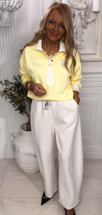 Dwuczęściowy komplet damski: bluzka z kołnierzykiem i krawatem, spodnie ściągane sznurkiem.