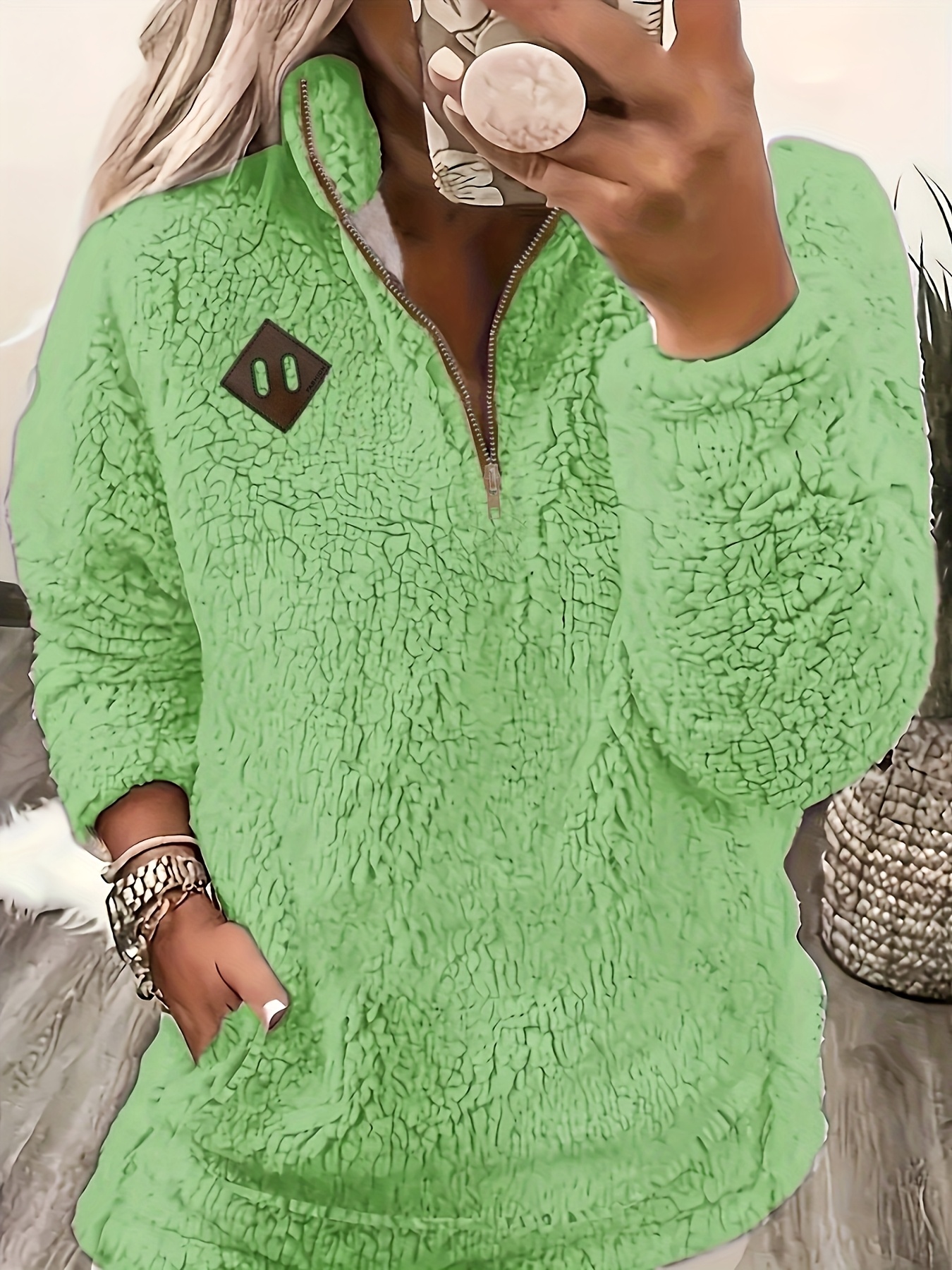 Stylowa i elegancka bluza z kapturem kierunkowym