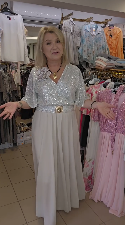 💗【S-5XL】💗Sukienka z cekinami, dekoltem w serek, dopasowaną talią i odpinanym kwiatowym wzorem na klatce piersiowej.