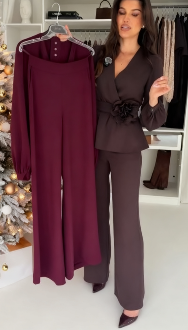 Garnitur damski z ręcznie wykonanymi trójwymiarowymi kwiatowymi zdobieniami w talii i luźnymi spodniami.