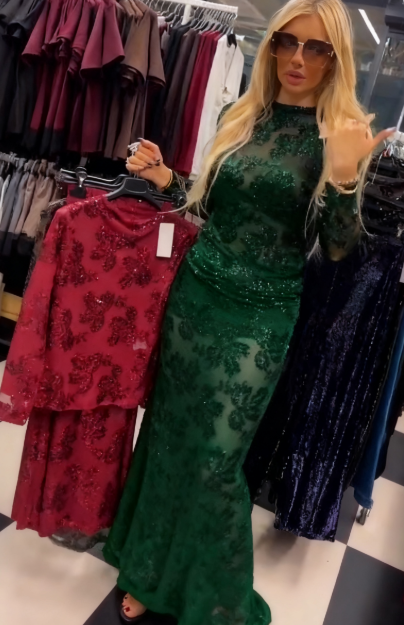 Komplet ubrań damskich z przezroczystej koronki, składający się z koszuli z długim rękawem i spódnicy.