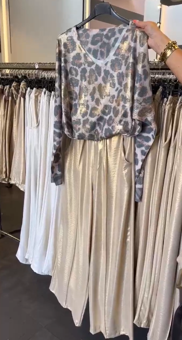 Koszula z nadrukiem w panterkę i dekoltem w serek w połączeniu ze spodniami z szerokimi nogawkami