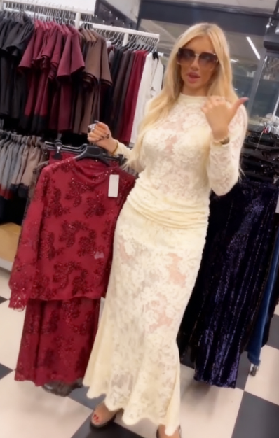 Komplet ubrań damskich z przezroczystej koronki, składający się z koszuli z długim rękawem i spódnicy.