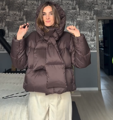 Praktyczna kurtka puchowa z kapturem w kształcie szalika.