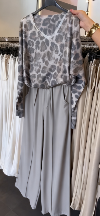 Koszula z nadrukiem w panterkę i dekoltem w serek w połączeniu ze spodniami z szerokimi nogawkami