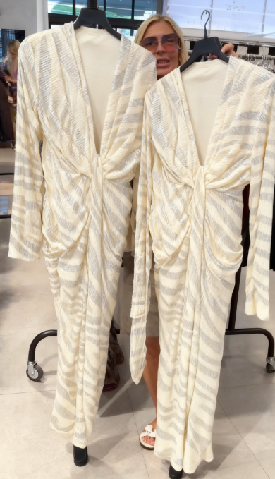 Sukienka z nadrukiem zwierzęcym, dekolt w serek, długie rękawy