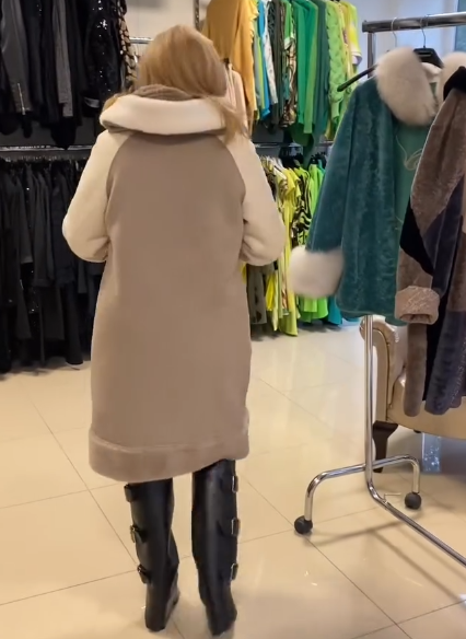 Kurtka z kapturem i dwukierunkowym zamkiem błyskawicznym