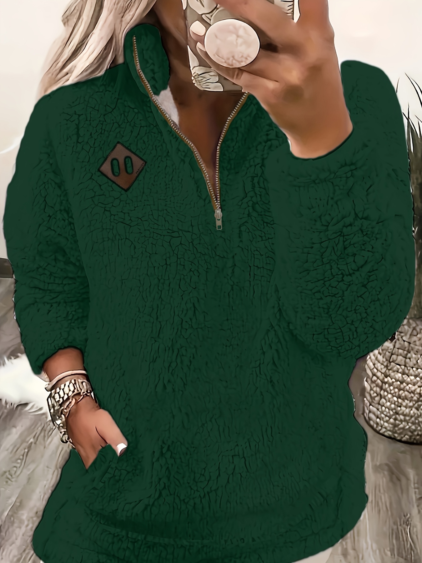 Stylowa i elegancka bluza z kapturem kierunkowym