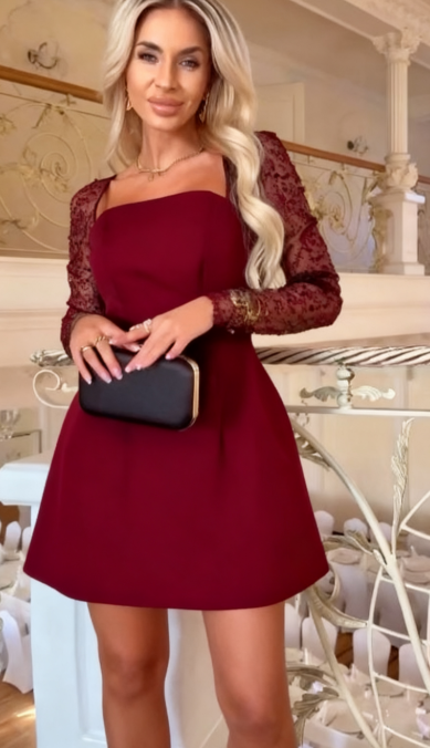 Prosta sukienka z kwadratowym dekoltem i rękawami z koronki zdobionymi cekinami.