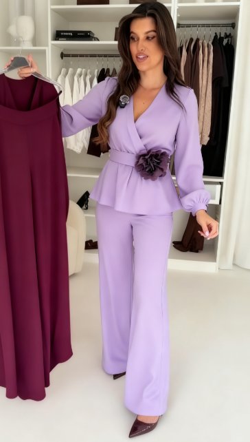 Garnitur damski z ręcznie wykonanymi trójwymiarowymi kwiatowymi zdobieniami w talii i luźnymi spodniami.