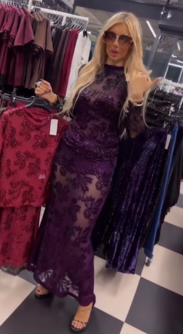 Komplet ubrań damskich z przezroczystej koronki, składający się z koszuli z długim rękawem i spódnicy.