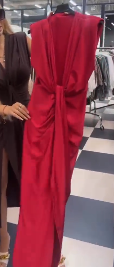 Sukienka bez rękawów z dekoltem w serek i skręconymi zakładkami