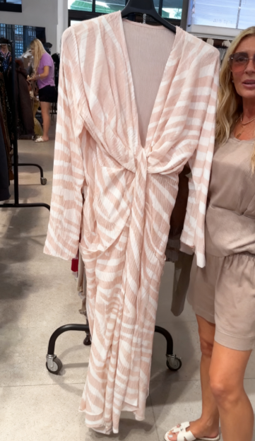 Sukienka z nadrukiem zwierzęcym, dekolt w serek, długie rękawy