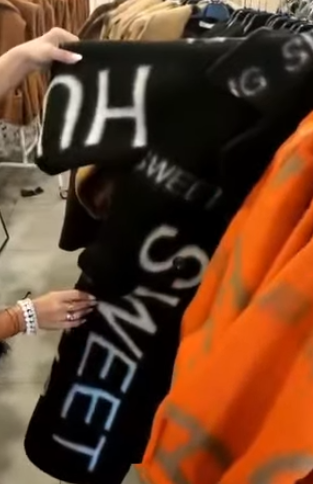 Luźny, dwurzędowy, gruby płaszcz z napisami i klapami.