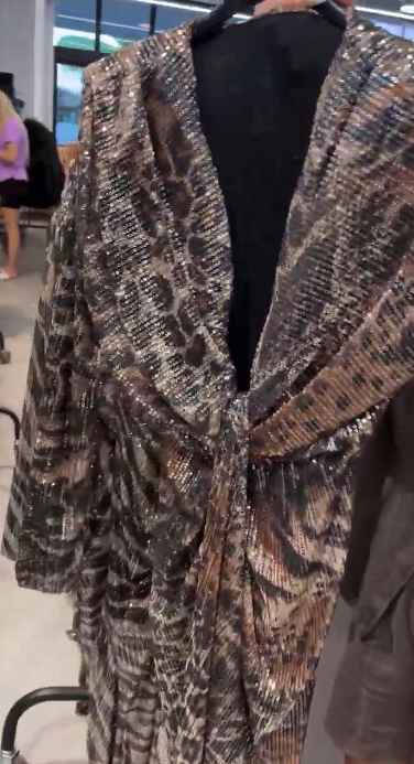 Sukienka z nadrukiem zwierzęcym, dekolt w serek, długie rękawy