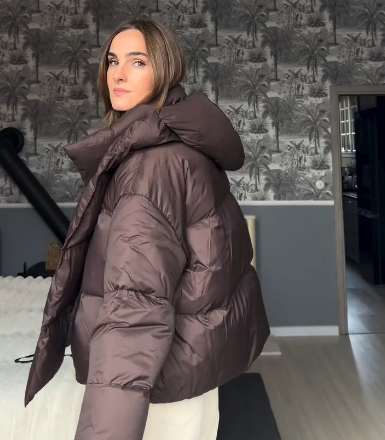 Praktyczna kurtka puchowa z kapturem w kształcie szalika.