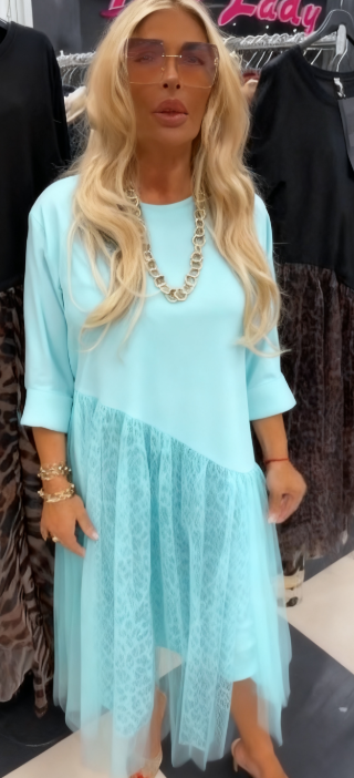 Sukienka z okrągłym dekoltem i długimi rękawami, ozdobiona półprzezroczystym, asymetrycznym nadrukiem.