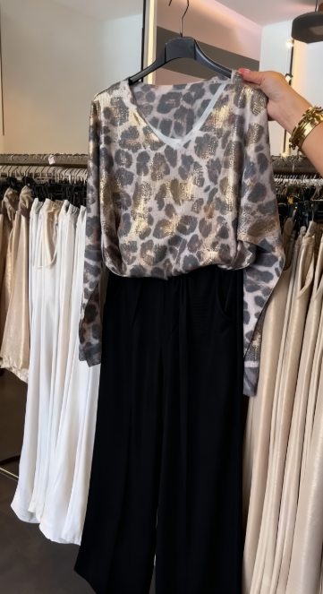 Koszula z nadrukiem w panterkę i dekoltem w serek w połączeniu ze spodniami z szerokimi nogawkami